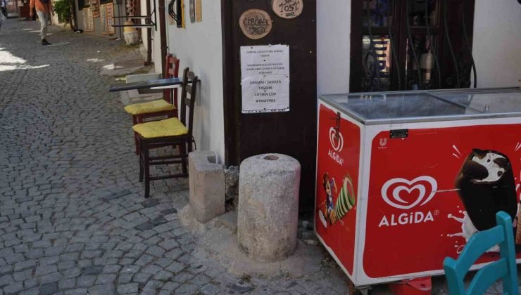 Sadaka taşına değersiz madeni para ve çöp atılmasına esnaf tepki gösterdi
