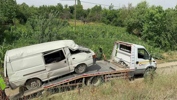 Şarampole devrilen minibüste üçü çocuk 5 kişi yaralandı.