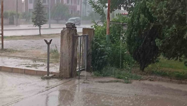Şuhut’ta sağanak yağış etkili oldu