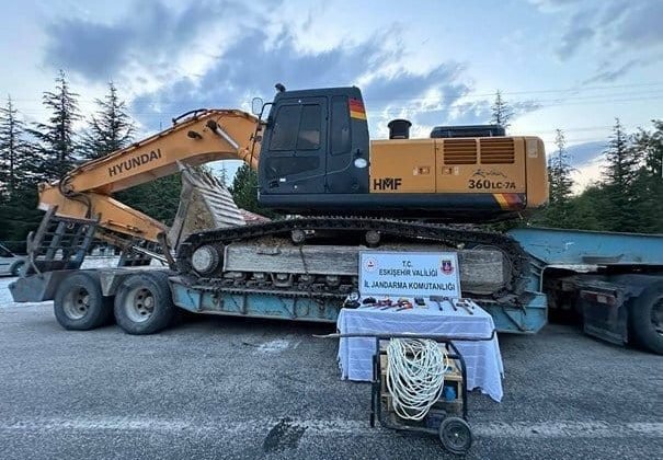 Tarihi eser bulmak için iş makinesiyle kaçak kazı yapan 10 şüpheli suçüstü yakalandı