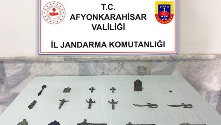 Taş toplarken bulduğu tarihi eserleri jandarmaya teslim etti