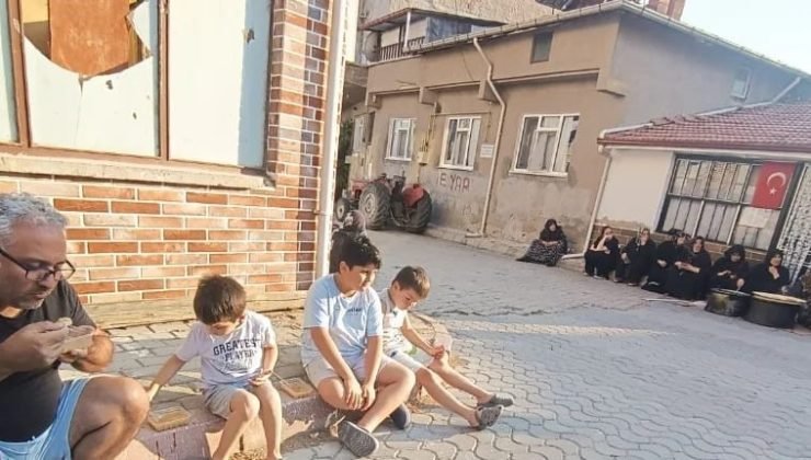 Tavşanlı Tepecik beldesinde aşure ikramı