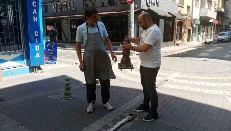 Trafiğe kapalı olmasına rağmen her çeşit aracın işgal ettiği sokaktaki esnaf kendi çözümünü üretti