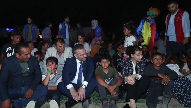Vali Aksoy eşiyle yerde bağdaş kurup mevsimlik işçilerin çocuklarıyla film izledi