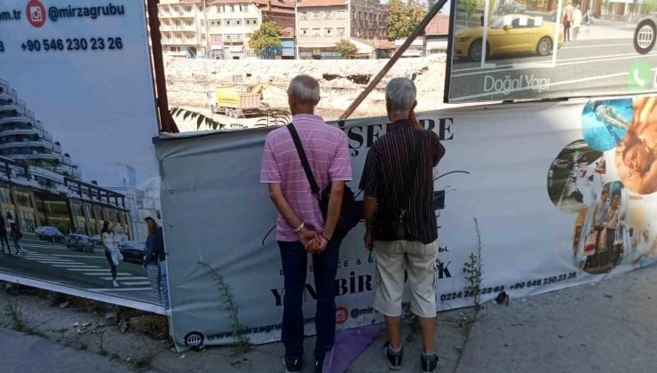 Vatandaşlar eski otogardaki iş makinelerini ilgiyle seyrediyor