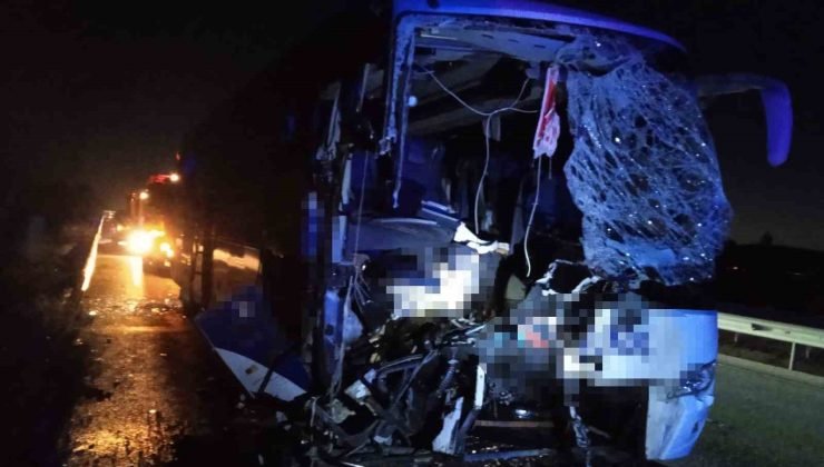 Yolcu otobüsü kamyona arkadan çarptı: 1 ölü, 14 yaralı