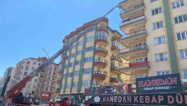 7 katlı apartmanın çatısında çıkan yangın büyük paniğe neden oldu