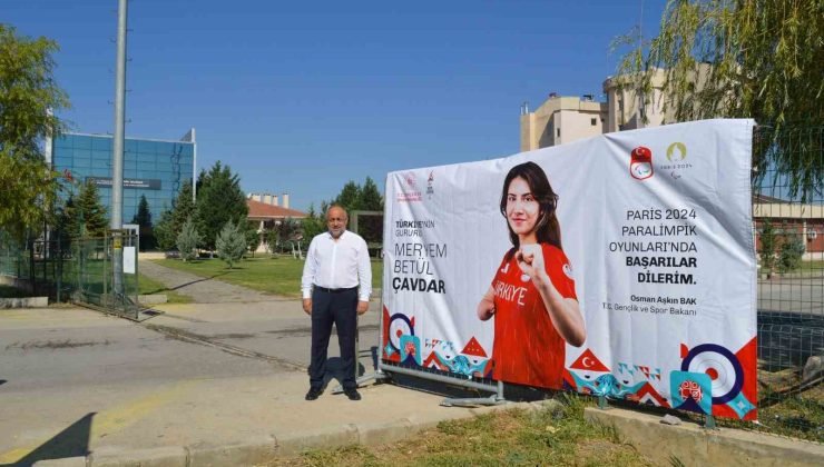 Afyonkarahisarlı sporucu Meryem Betül Çavdar’a Bakan Osman Aşkın Bak’tan destek mesajı