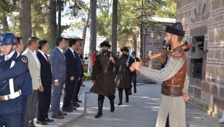 Bakan Yardımcısı Eminoğlu, Ertuğrul Gazi Türbesinde Alplerin nöbet değişimini izledi