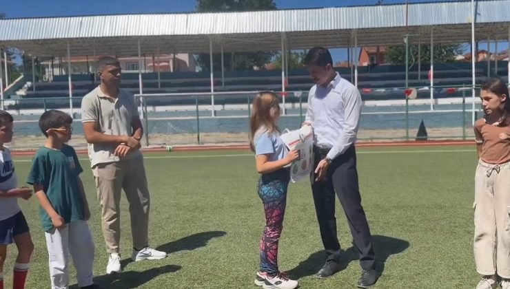 Başarılı öğrencilere hediyeleri takdim edildi