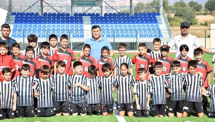 Başkan Koca, futbol okulunun minik futbolcularıyla bir araya geldi