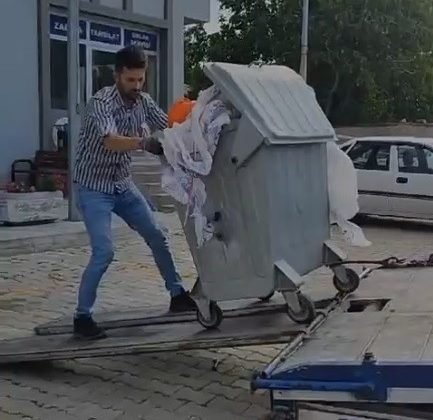 Belediyeye kızan vatandaşın ilginç protestosu