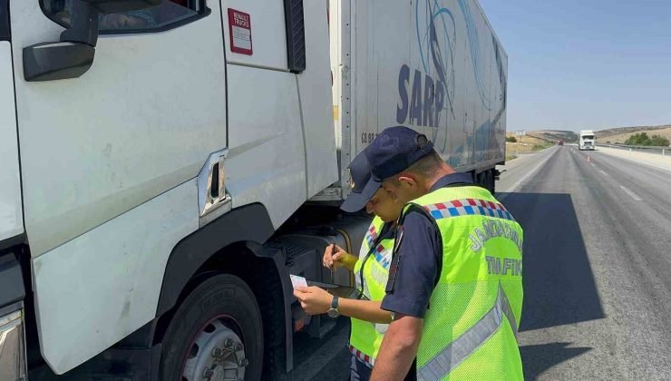 Bolvadin’de jandarma ekiplerinden asayiş ve trafik denetimi