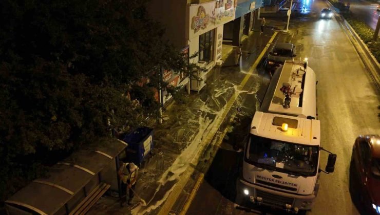 Bozüyük’te ana cadde kaldırımları esnafların kaldırdığı  tezgahların ardından köpüklü yıkama ile temizlendi
