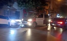 Çöp kamyonuna arkadan çarpan aracın neden olduğu zincirleme kazada 1’i ağır 3 kişi yaralandı