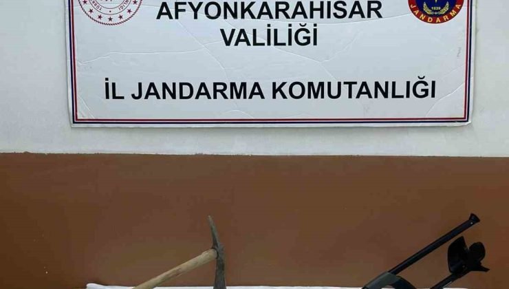 Dedektör ve kazma ile define arayan 4 kişiyi jandarma yakaladı