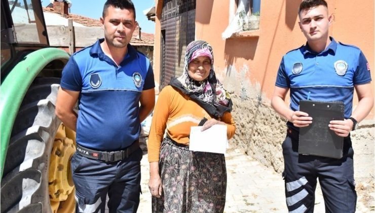 Emetli esnaf pazar yerinde buldukları 5 bin TL’yi zabıtaya teslim etti