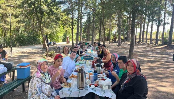 Engelsiz Kültür ve Sanat Merkezi müdavimleri Regülatör’de piknik yaptı