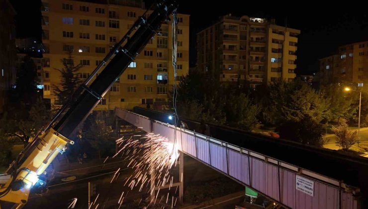 Eskişehir’e çeyrek asır hizmet veren üst geçidin yıkımına başlandı