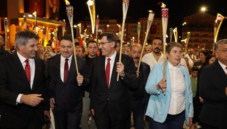 Kütahya’da 2 bin 543 meşaleyle fener alayı düzenlendi