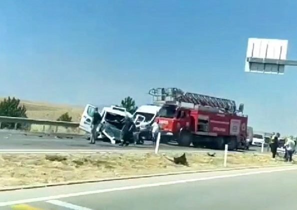 Minibüs yön tabelasına çarptı, 2 kişi hayatını kaybetti