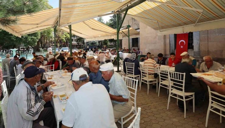 Namaz sonrası vatandaşlara yemek ikramında bulunuldu