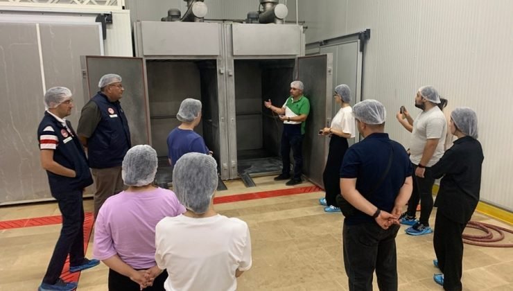 Öğrencilere et parçalama ve sucuk yapımı uygulamalı gösterildi