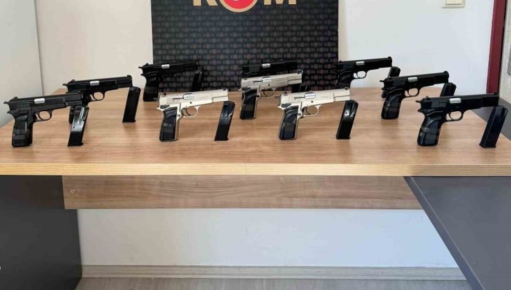Otomobilin bagajında ruhsatsız 10 tabanca ele geçirildi