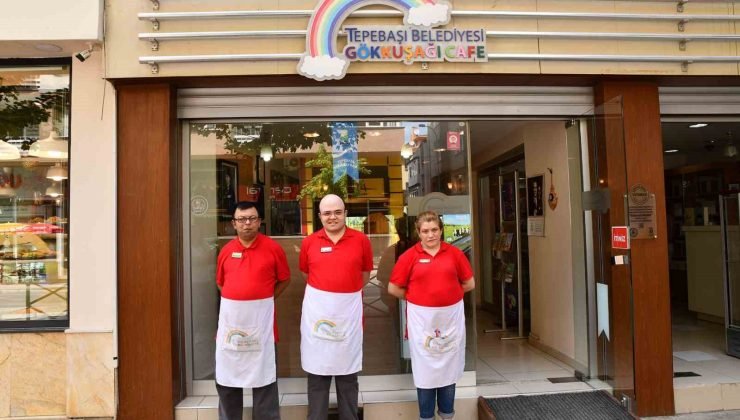 Özel bireyler gökkuşağı kafelerde çok mutlu