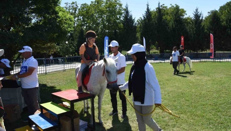 Pony atlarıyla buluşan çocuklar keyifli anlar yaşadı