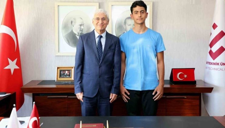 Rektör Özcan, ESTÜ’ye en üst sırada yerleşen öğrenciyi makamında ağırladı