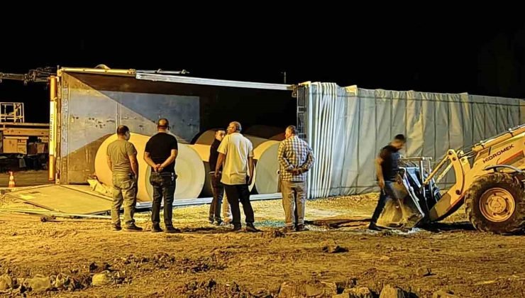 Rulo kağıt yüklü tır devrildi