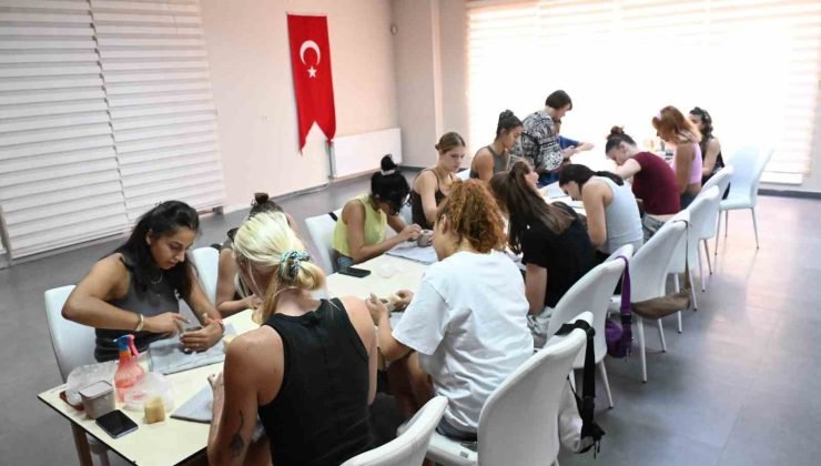 Seramikle Sanat Terapisi’ne katılan ’Bizim Kızlar’ stres attı