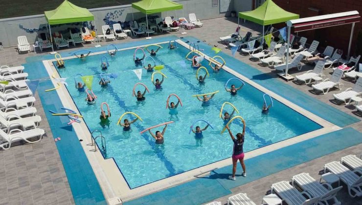 Su jimnastiği kursiyerlerinden muhteşem gösteri