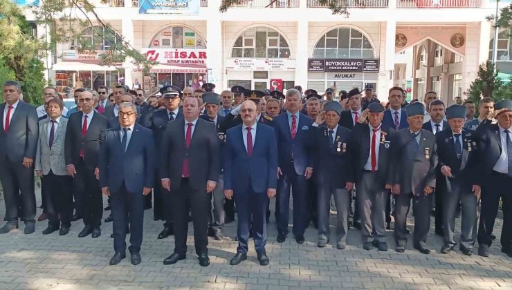 Şuhut’ta 30 Ağustos Zafer Bayramı kutlamaları çelenk sunumu ile başladı