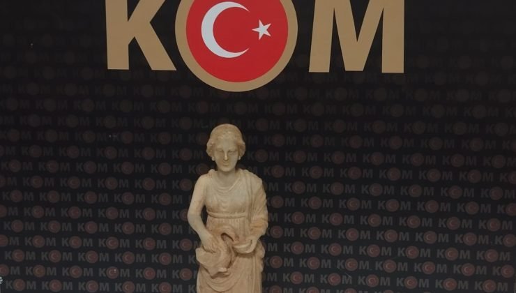 Şüpheli araçta tarihi eser niteliğinde küçük bir heykel ele geçirildi