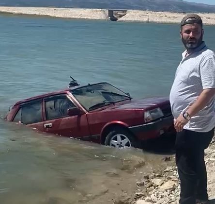 Sürücüsünün el frenini çekmeyi unuttuğu otomobili baraja uçtu