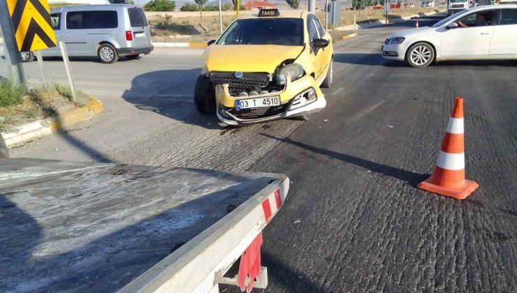 Ticari taksi ile otomobilin çarpıştığı kazada 2 kişi yaralandı
