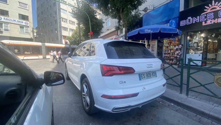 Trafik lambasının altına park edilen araçlar trafiği tek şeride düşürdü