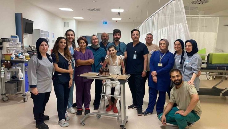 Üniversite öğrencisine 7 aydır tedavi gördüğü hastanedeki sağlık çalışmalarından doğum günü sürprizi