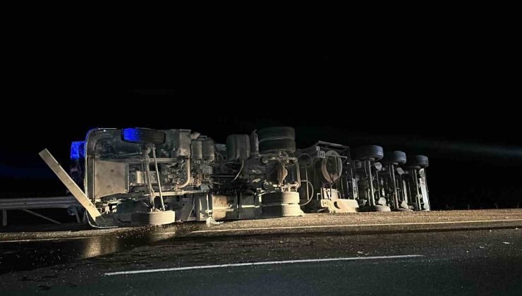 Uşak’ta devrilen tırın sürücüsü yaralandı