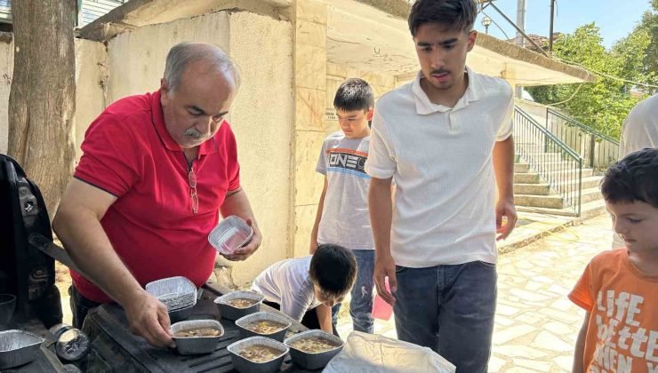 Uşak’ta şehitler için yüzlerce kişilik aşure hayrı yapıldı