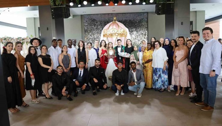 Yabancı öğrenciler öğretmenlerini Türk geleneklerine göre evlendirdi