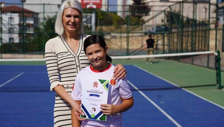 Yaz spor okullarının sona ermesiyle çocuklar sertifikalarını aldı