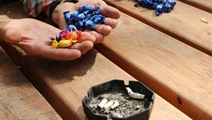 41 sene içtiği sigarayı 2000 yılında bırakan vatandaş 24 yıldır her gün bir paket sigara parasına şeker alıp dağıtıyor