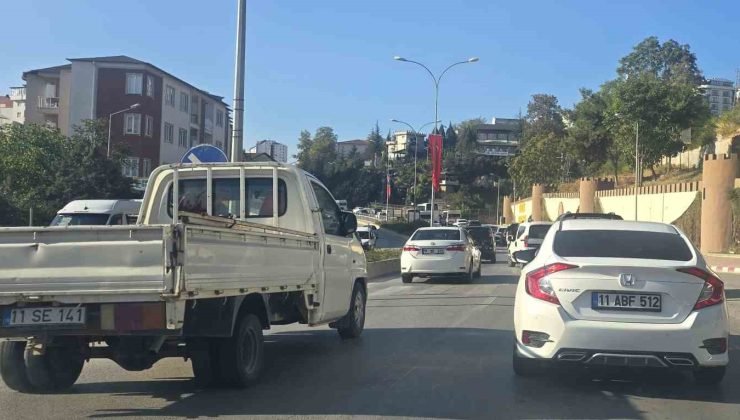 Bilecik’te okulların açıldığı ilk günde trafik çilesi