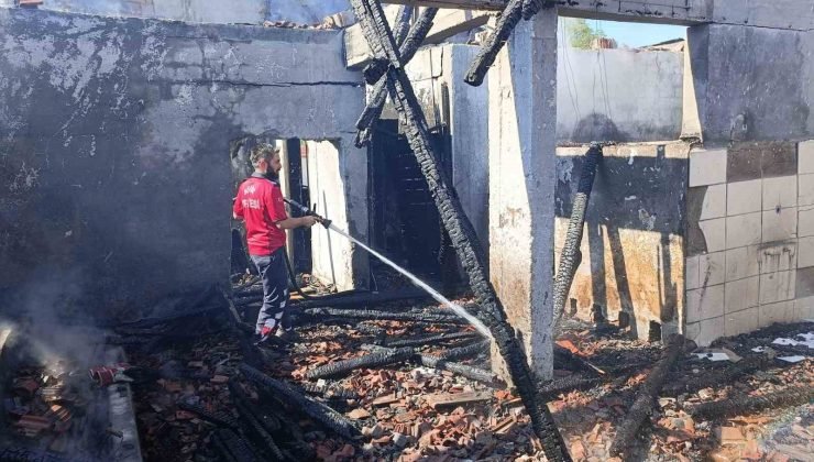 Fırında çıkan yangında depo olarak kullanılan bölüm kül oldu