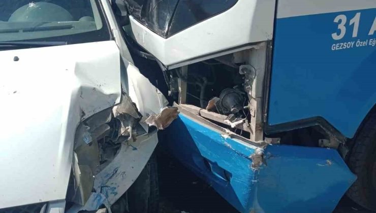 Freni boşalan minibüs 2 otomobile çarptı