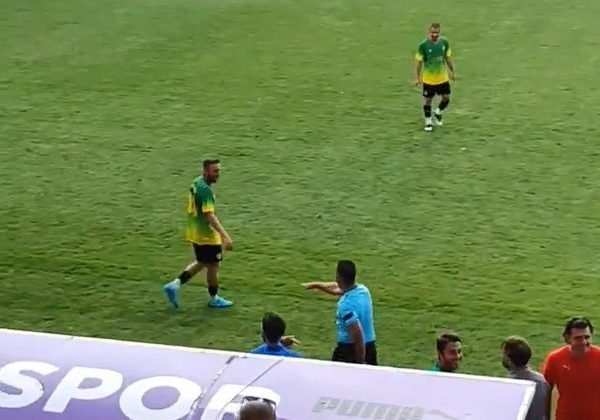 Hakem cep telefonu videosunu kullanarak VAR’a gitti; pozisyona penaltı verdi