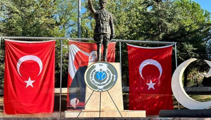 İl Milli Eğitim Müdürlüğüne ait çelenk Atatürk Anıtı’nda unutuldu